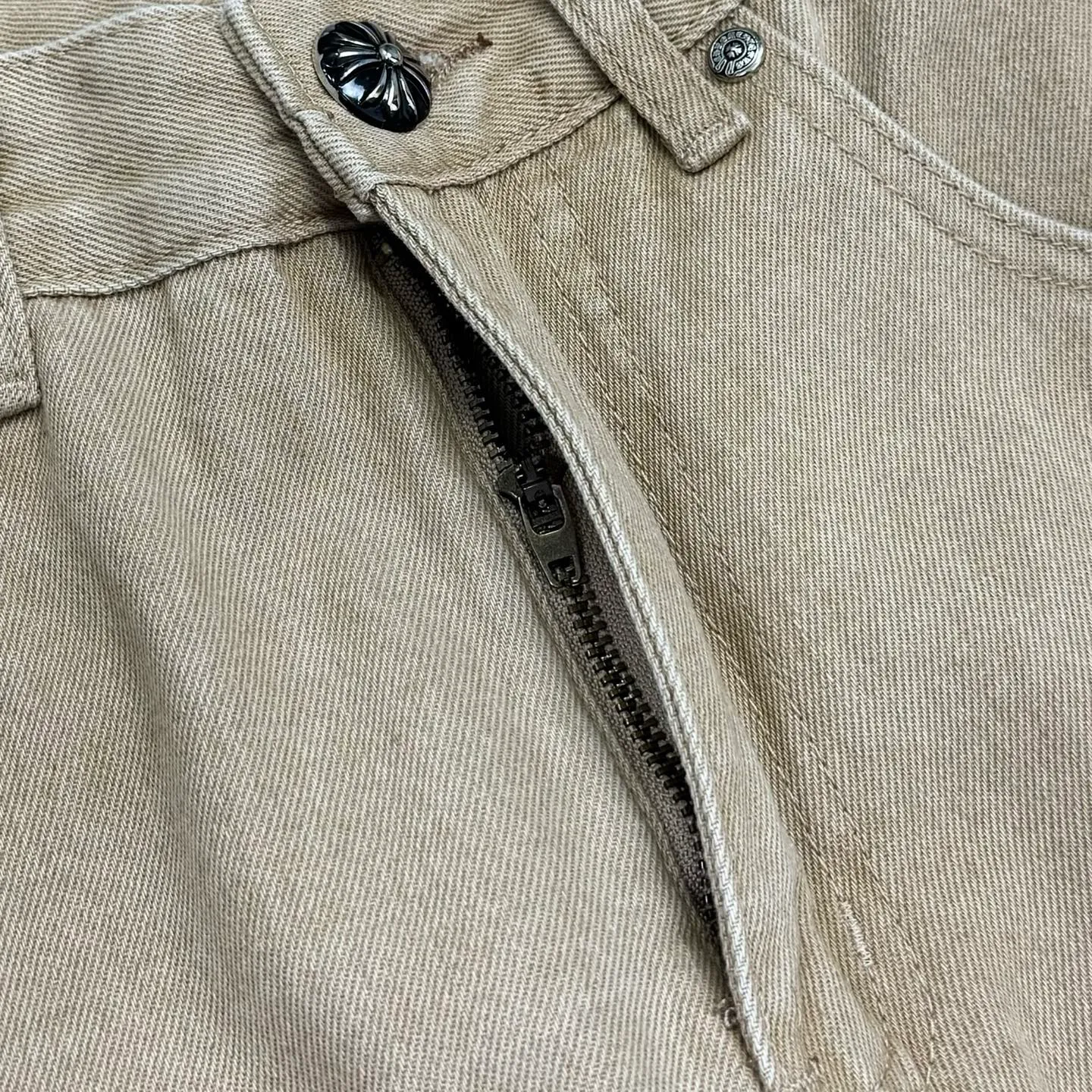 P240 Style No.: H848 ChromeHearts & Chrome Hearts [New on the unlabeled support platform] 2025 new khaki leather couple's washed jeans, top ceiling quality, styles with different washed textures, very friendly to people with thin legs and thick legs, the straight and loose version is very flattering to the leg shape, the moderate length that never goes out of style, easy and casual to match, the basic styling of various styles, a must-have in the wardrobe! The fabric is stiff but also makes the upper body soft without losing texture. The washing process is even more perfect. It is a must-have item for everyone! ! !  Size: 28-30-32-34 Color: Khaki